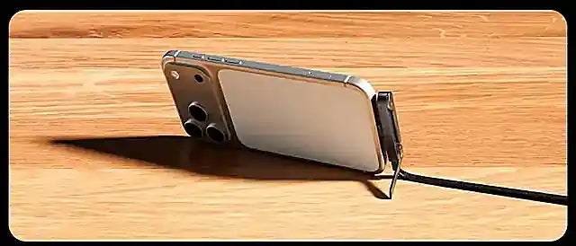 Soporte plegable Facemu sosteniendo un móvil en ángulo sobre una mesa de madera